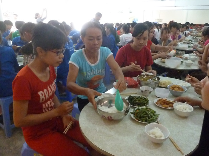 Phụ huynh giúp con lấy thêm cơm Phụ huynh giúp con lấy thêm cơm