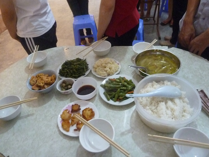 Bữa ăn chay làm mát lòng phụ huynh và thí sinh trong những ngày thi căng thẳng Bữa ăn chay làm mát lòng phụ huynh và thí sinh trong những ngày thi căng thẳng