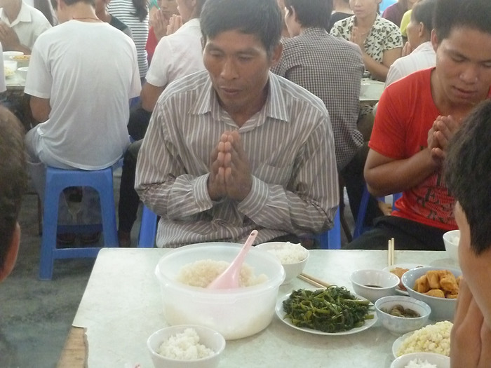 Thành tâm cầu khấn trước khi thưởng thức cơm chay Thành tâm cầu khấn trước khi thưởng thức cơm chay