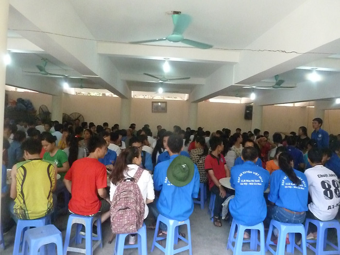 Đội sinh viên tình nguyện được nhà chùa tiếp sức cơm chay miễn phí Đội sinh viên tình nguyện được nhà chùa tiếp sức cơm chay miễn phí