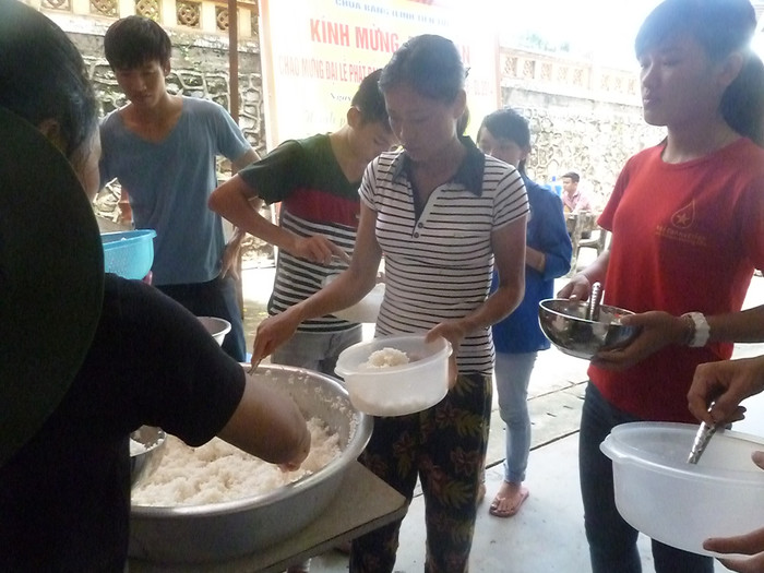 Mọi người xếp hàng lấy thêm cơm Mọi người xếp hàng lấy thêm cơm