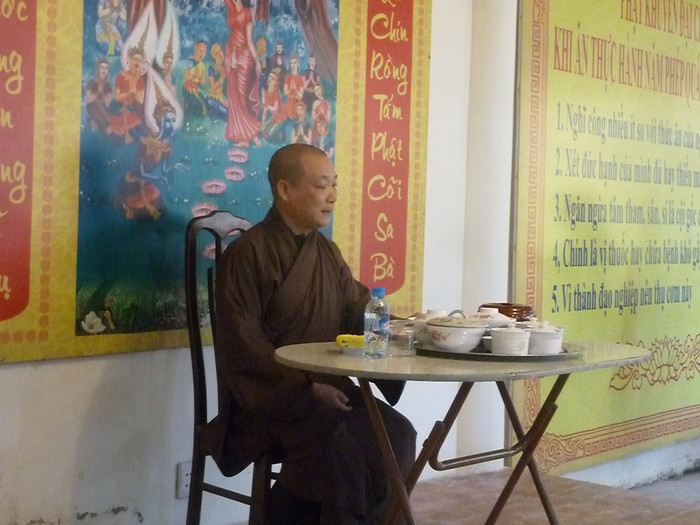 Hòa thượng chủ trì chùa dự cơm chay cùng sĩ tử Hòa thượng chủ trì chùa dự cơm chay cùng sĩ tử