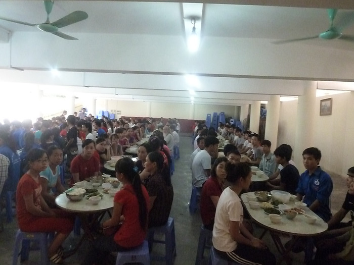 Sĩ tử và người nhà ngồi kín phòng trong bữa cơm chay tại chùa Bằng A Sĩ tử và người nhà ngồi kín phòng trong bữa cơm chay tại chùa Bằng A