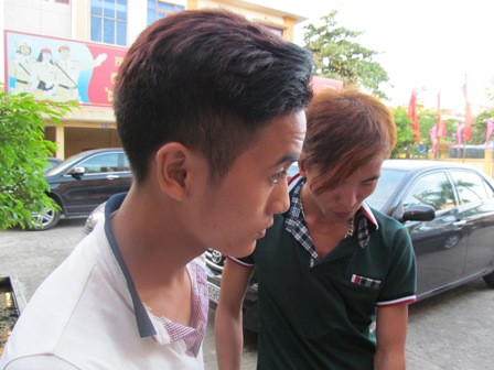 Hai trong số ba đối tượng bị bắt giữ tại cơ quan CA