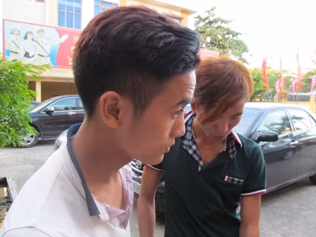 Hai trong số ba đối tượng bị bắt giữ tại cơ quan CA