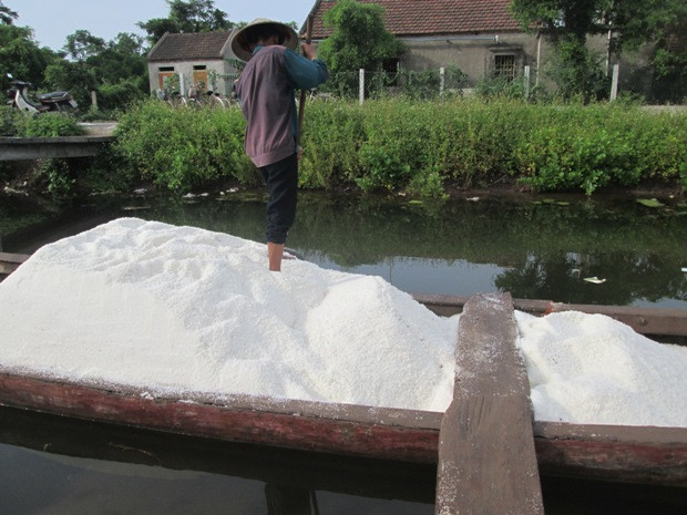 Muối theo thuyền đến điểm tập kết ở UBND xã Muối theo thuyền đến điểm tập kết ở UBND xã