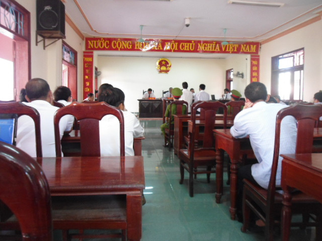 Vì vắng mặt người thân các nạn nhân, nên phiên toà có phần trầm lắng hơn, không còn cảnh kêu khóc khi các bị cáo được đưa vào phòng xử án. Vì vắng mặt người thân các nạn nhân, nên phiên toà có phần trầm lắng hơn, không còn cảnh kêu khóc khi các bị cáo được đưa vào phòng xử án.