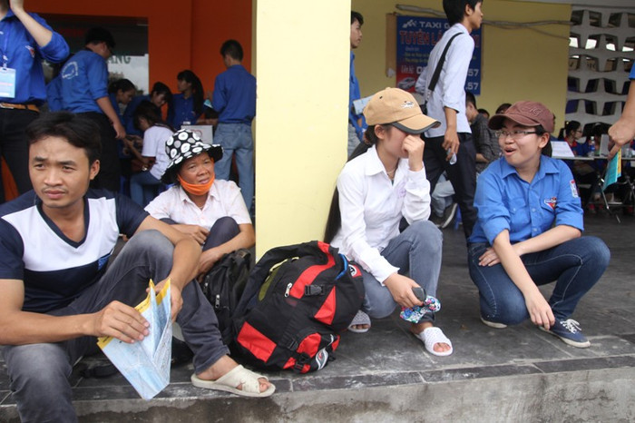 Tại các bến xe, tập nập thí sinh và người nhà xuống Hà Nội dự thi đại học đợt 2 Tại các bến xe, tập nập thí sinh và người nhà xuống Hà Nội dự thi đại học đợt 2