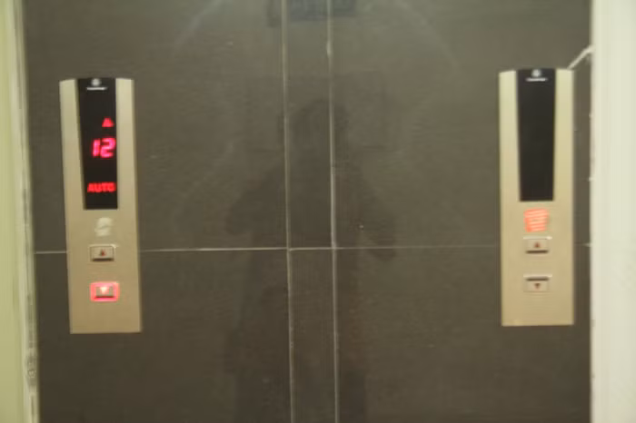 18 tòa nhà các thang máy đều hỏng, cái chạy cái không, chạy tậm tịt, hoặc không liên thông với nhau... 18 tòa nhà các thang máy đều hỏng, cái chạy cái không, chạy tậm tịt, hoặc không liên thông với nhau...