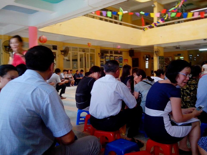 Đến 13h chiều, số phụ huynh đến mua hồ sơ đã tăng lên nhưng số ghế trống vẫn còn Đến 13h chiều, số phụ huynh đến mua hồ sơ đã tăng lên nhưng số ghế trống vẫn còn