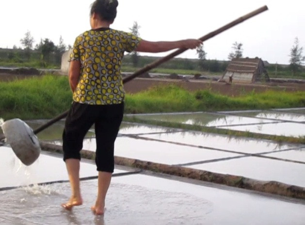 Diêm dân múc nước từ bể lọc lên ruộng phơi Diêm dân múc nước từ bể lọc lên ruộng phơi
