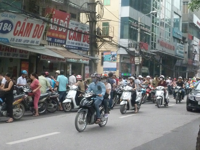 Đoàn xe nối hàng dài chờ con dọc Đường Láng Đoàn xe nối hàng dài chờ con dọc Đường Láng