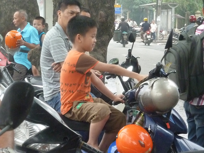 Các em nhỏ được đi theo đón anh chị Các em nhỏ được đi theo đón anh chị