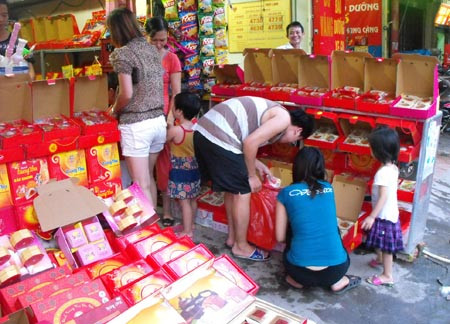 Nhiều gia đình đi mua bánh trung thu đại hạ giá ngày cận kề Tết trung thu Nhiều gia đình đi mua bánh trung thu đại hạ giá ngày cận kề Tết trung thu