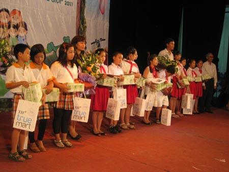 Trao giải thưởng cho các đội chơi Trao giải thưởng cho các đội chơi