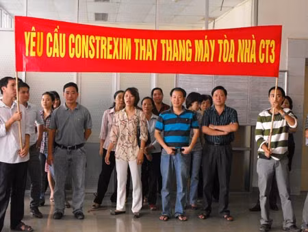 Sáng 28/9, người dân tòa nhà CT3 mang băng rôn đến tòa nhà Constrexim Holdings, yêu cầu chủ đầu tư thay thang máy sau sự cố chết người ngày 21/9.