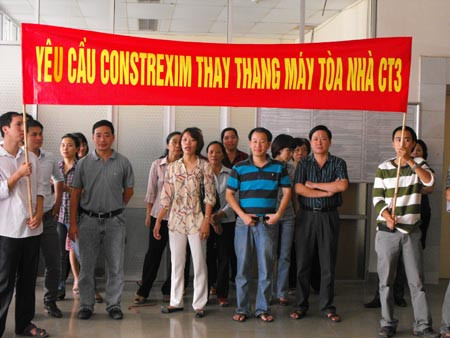 Sáng 28/9, người dân tòa nhà CT3 mang băng rôn đến tòa nhà Constrexim Holdings, yêu cầu chủ đầu tư thay thang máy sau sự cố chết người ngày 21/9. Sáng 28/9, người dân tòa nhà CT3 mang băng rôn đến tòa nhà Constrexim Holdings, yêu cầu chủ đầu tư thay thang máy sau sự cố chết người ngày 21/9.