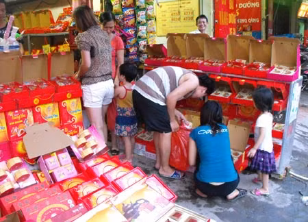 Nhiều gia đình đi mua bánh trung thu đại hạ giá ngày cận kề Tết trung thu