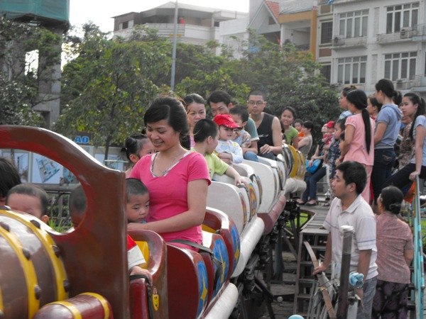 Nhiều trò chơi đã thu hút đưọc rất nhiều phụ huynh và các cháu nhỏ Nhiều trò chơi đã thu hút đưọc rất nhiều phụ huynh và các cháu nhỏ