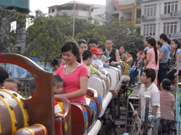 Nhiều trò chơi đã thu hút đưọc rất nhiều phụ huynh và các cháu nhỏ