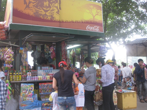 Giá các mặt hàng trong dịp này cũng "leo thang" khiến nhiều người đã phải kêu trời Giá các mặt hàng trong dịp này cũng "leo thang" khiến nhiều người đã phải kêu trời