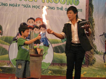 Hào hứng khi biểu diễn ảo thuật với nghệ sĩ đến từ liên đoàn xiếc VN Hào hứng khi biểu diễn ảo thuật với nghệ sĩ đến từ liên đoàn xiếc VN