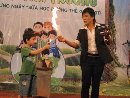 Hào hứng khi biểu diễn ảo thuật với nghệ sĩ đến từ liên đoàn xiếc VN