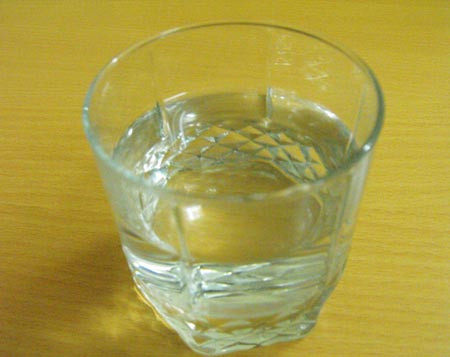 Cốc nước anh Sơn - nhân viên của văn phòng luật sư Việt Thái - rót ra có chứa hai con bọ gậy đang bơi lội và nhiều vẩn đục. Cốc nước anh Sơn - nhân viên của văn phòng luật sư Việt Thái - rót ra có chứa hai con bọ gậy đang bơi lội và nhiều vẩn đục.