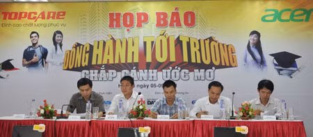 Đại diện các tổ chức trả lời câu hỏi tại buổi họp báo "Đồng hành tới trường - Chắp cánh ước mơ" vào ngày 5/9