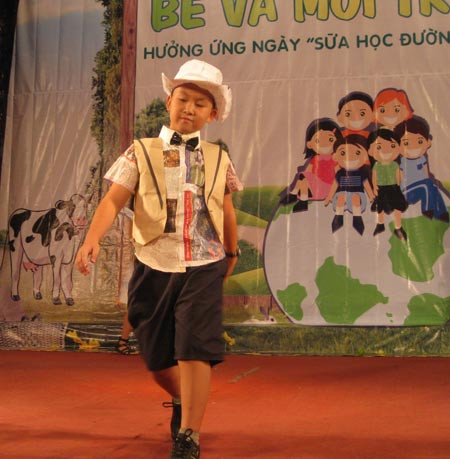 Tự tin sải bước không kém gì người mẫu Tự tin sải bước không kém gì người mẫu