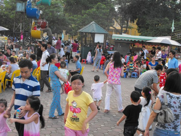 Lượng người đến tham quan cũng như vui chơi tại các khu giải trí ở Thủ đô tăng gấp 2 - 3 lần so với ngày thường Lượng người đến tham quan cũng như vui chơi tại các khu giải trí ở Thủ đô tăng gấp 2 - 3 lần so với ngày thường