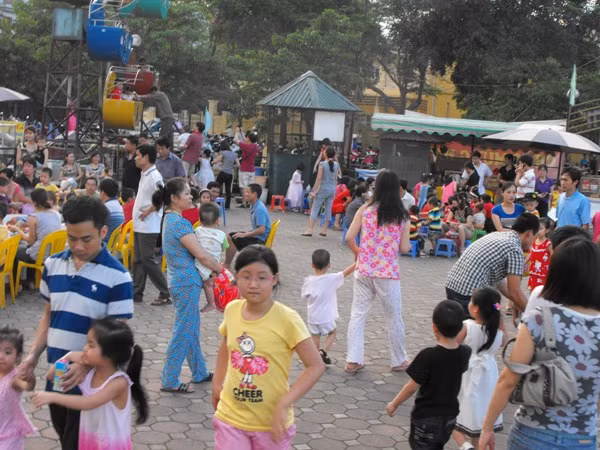 Lượng người đến tham quan cũng như vui chơi tại các khu giải trí ở Thủ đô tăng gấp 2 - 3 lần so với ngày thường