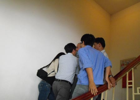 Bảo vệ tòa nhà của chủ đầu tư ngăn không cho cư dân lên gặp lãnh đạo Constrexim Bảo vệ tòa nhà của chủ đầu tư ngăn không cho cư dân lên gặp lãnh đạo Constrexim