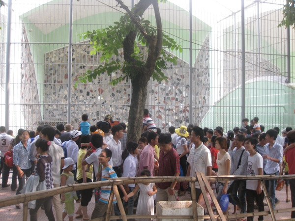 Dòng người tấp nập tham quan trong công viên, vườn thú, hầu hết các điểm vui chơi đều quá tải Dòng người tấp nập tham quan trong công viên, vườn thú, hầu hết các điểm vui chơi đều quá tải