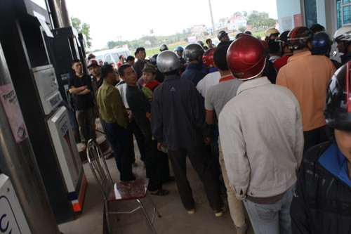 Trước đó, ngày 24/3 hàng trăm người đã vay quanh cây xăng Đồi Nên để bắt đền chủ cây xăng