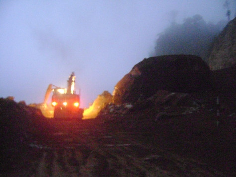 Hiện trường vụ sạt lở đất tại QL 6 Hiện trường vụ sạt lở đất tại QL 6