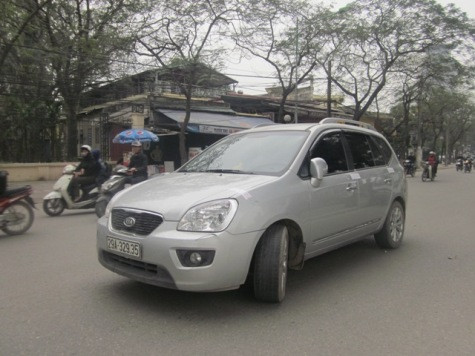 Chủ nhân chiếc xe ô tô Kia 5 chỗ ngồi mang BKS 29A – 329.35 vẫn cố thủ trong xe khi lực lượng cơ quan chức năng yêu cầu xuống kiểm tra giấy tờ Chủ nhân chiếc xe ô tô Kia 5 chỗ ngồi mang BKS 29A – 329.35 vẫn cố thủ trong xe khi lực lượng cơ quan chức năng yêu cầu xuống kiểm tra giấy tờ