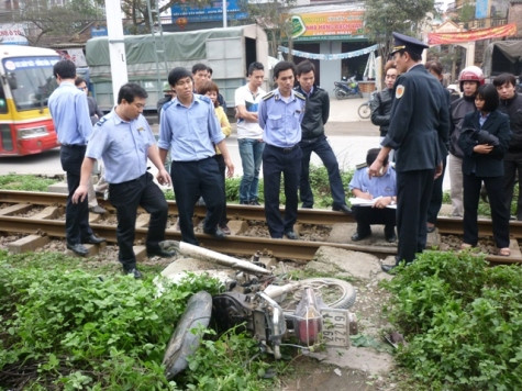Tại hiện trường vụ tai nạn, chiếc xe máy bị biến dạng. Tại hiện trường vụ tai nạn, chiếc xe máy bị biến dạng.