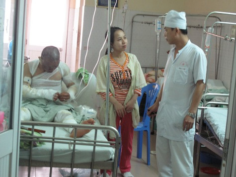 Vết bỏng của anh Đặng Văn Tiệp đang được các bác sĩ tại Viện bỏng Quốc gia cố gắng cứu chữa để thoát khỏi cơn nguy kịch. Vết bỏng của anh Đặng Văn Tiệp đang được các bác sĩ tại Viện bỏng Quốc gia cố gắng cứu chữa để thoát khỏi cơn nguy kịch.