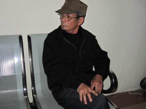 Bác Đỗ Ngọc Hùng, bố đẻ anh Đỗ Ngọc Mạnh cầu mong con trai thoát chết. Bác Đỗ Ngọc Hùng, bố đẻ anh Đỗ Ngọc Mạnh cầu mong con trai thoát chết.