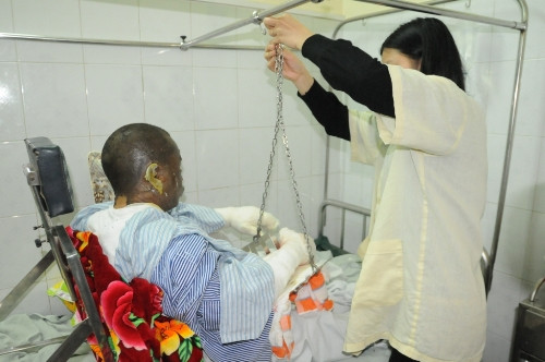 Anh Đỗ Ngọc Mạnh, một trong những nạn nhân của vụ nổ lớn tại công ty TNHH Hợp Thành đang nằm điều trị tại viện bỏng Quốc gia trong tình trạng nguy kịch. Anh Đỗ Ngọc Mạnh, một trong những nạn nhân của vụ nổ lớn tại công ty TNHH Hợp Thành đang nằm điều trị tại viện bỏng Quốc gia trong tình trạng nguy kịch.