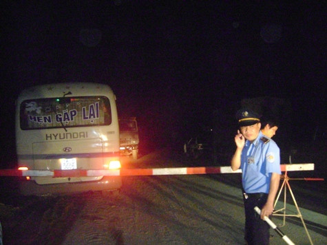 Lực lượng cơ quan chức năng đã có mặt tại hiện trường để khắc phục hậu quả việc sạt lở đất. Lực lượng cơ quan chức năng đã có mặt tại hiện trường để khắc phục hậu quả việc sạt lở đất.