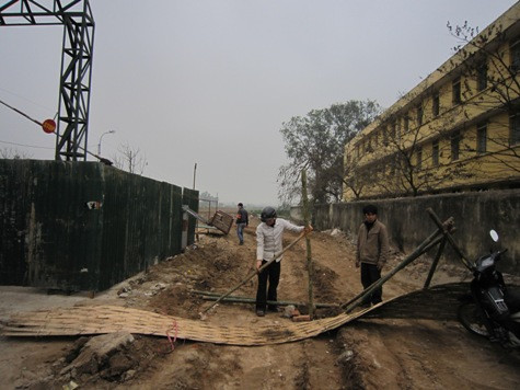 Hàng rào chắn lối vào trong khu vực các ngôi mộ bị lấp