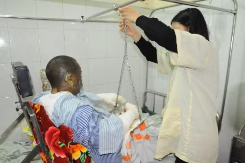 Anh Đỗ Ngọc Mạnh, một trong những nạn nhân của vụ nổ lớn tại công ty TNHH Hợp Thành đang nằm điều trị tại viện bỏng Quốc gia. Anh Đỗ Ngọc Mạnh, một trong những nạn nhân của vụ nổ lớn tại công ty TNHH Hợp Thành đang nằm điều trị tại viện bỏng Quốc gia.