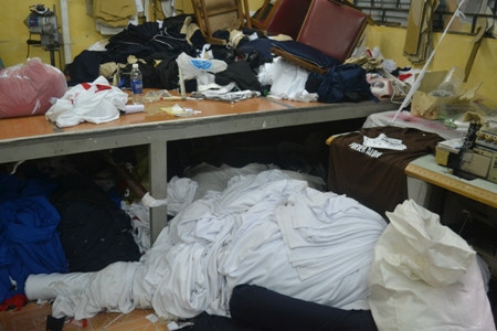 Một góc nhỏ của cơ sở sản xuất áo quần giả. Một góc nhỏ của cơ sở sản xuất áo quần giả.