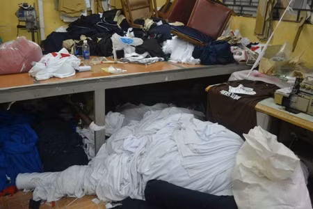 Một góc nhỏ của cơ sở sản xuất áo quần giả.