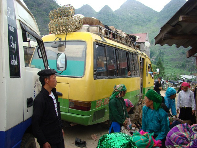 Và chuyển hàng đến vùng đồng bằng (Ảnh C. Tuân) Và chuyển hàng đến vùng đồng bằng (Ảnh C. Tuân)