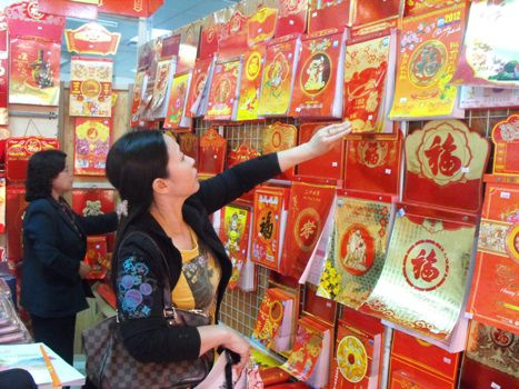 Phần lớn người mua để biếu tặng thường chọn lịch có mức giá phải chăng, in đẹp và gọn nhẹ.