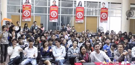 Với những tiết mục hấp dẫn, sôi động đã thu hút được rất nhiều khán giả tại khán phòng