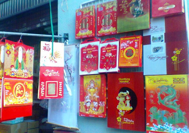 Năm nay thị trường lịch đa dạng về màu sắc và giá cả. Ấn tượng nhất là loại lịch bloc cực đại.